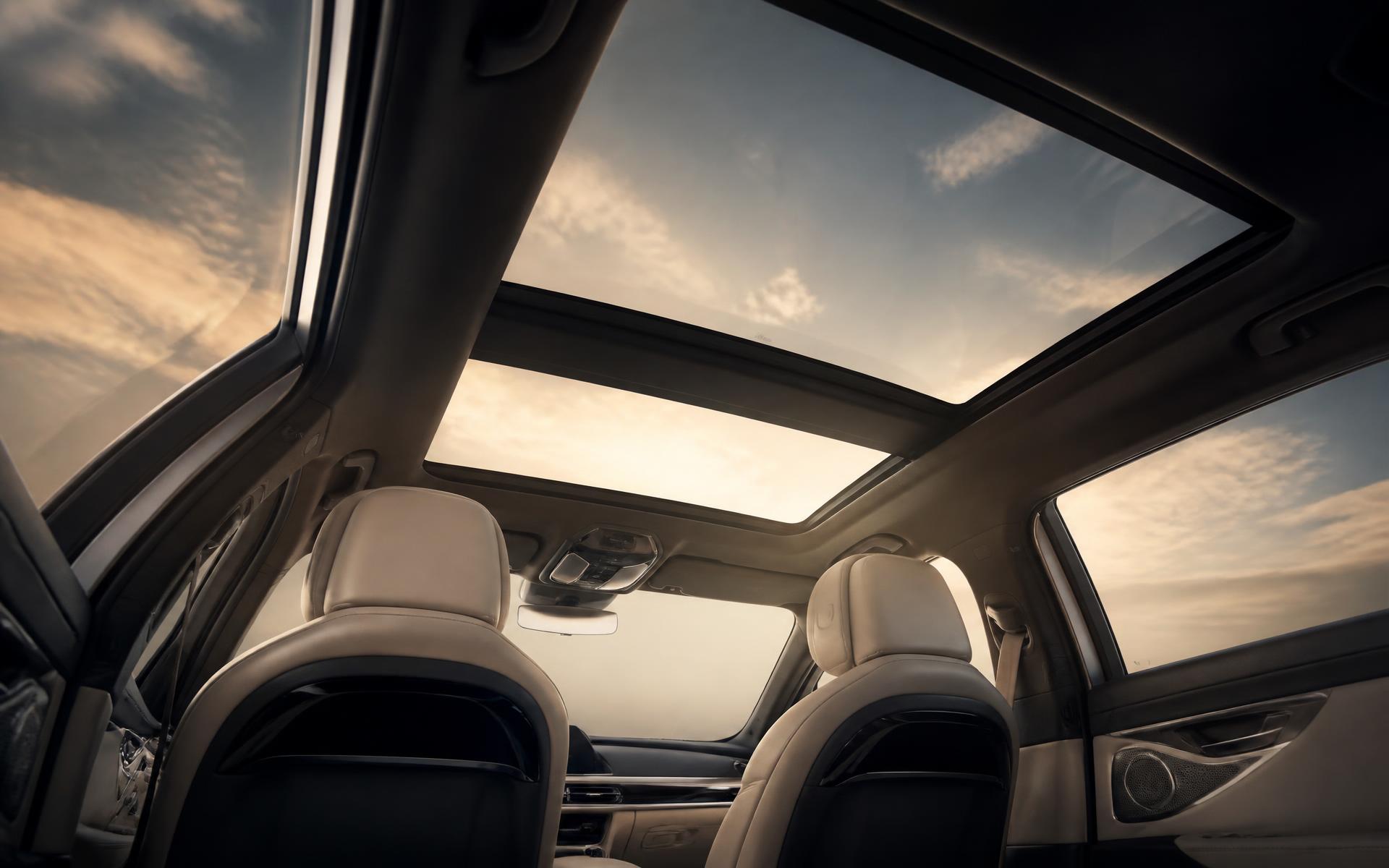 Habitacle d'une Tesla équipée d'un toit panoramique en verre